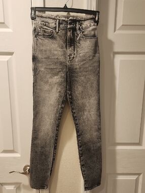 Good American Faded Gray High-Waist Cropped Jeans with Frayed Waist